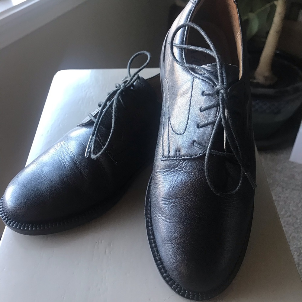 Like new boys leather dress shoes